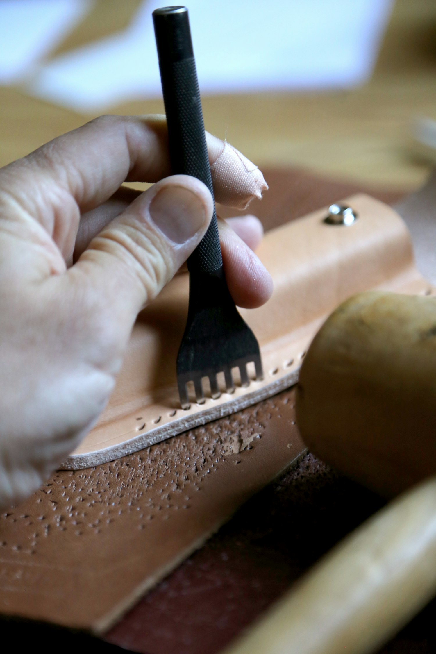 Rifinitura del bordo di un pezzo di pelle