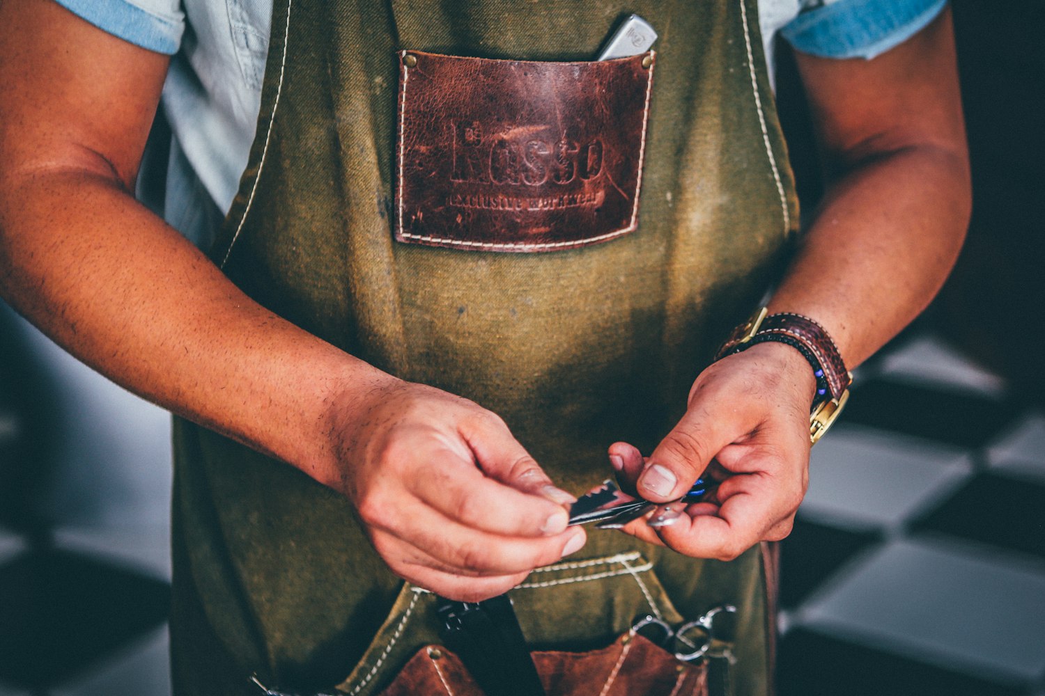 Le mani di un artigiano al lavoro